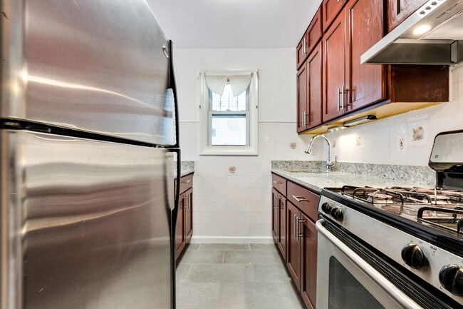 Building Photo - 1038 Tiffany St