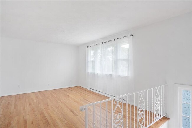 Foto del edificio - 4 Weetamoe Rd