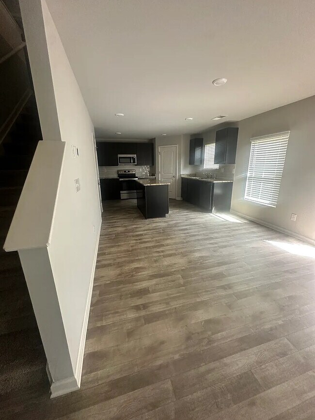 Foto del edificio - Room in House on Toronto Cir