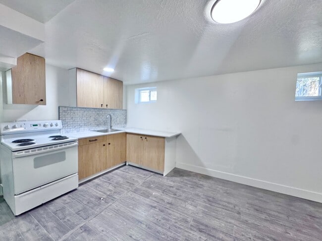 Building Photo - 880 E 200 N
