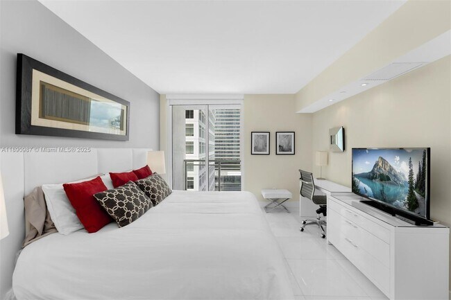 Building Photo - 950 Brickell Bay Dr