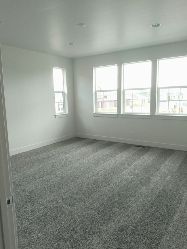Building Photo - 3 Bed 2.5 Bath in Belgrade with attached d...