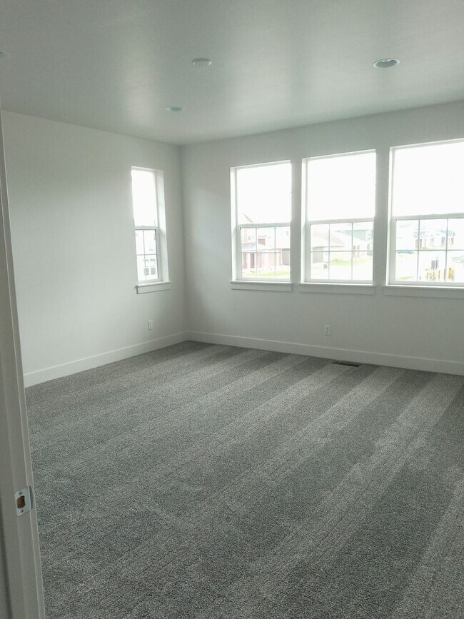 Foto del edificio - 3 Bed 2.5 Bath in Belgrade with attached d...