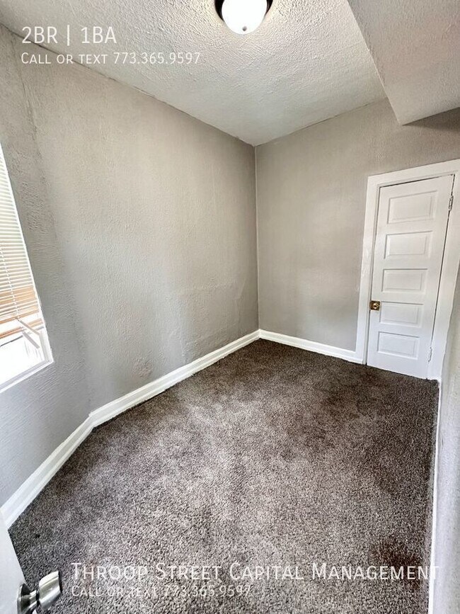 Building Photo - Spacious 2Bed 1Bath in Humboldt Park