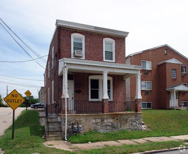 Photo of 635 - 635 - 637 E Oak St