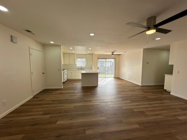 Foto del edificio - 1371 Marline Ave