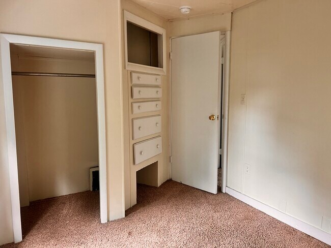Bedroom 3 - 1606 W 5th Ave