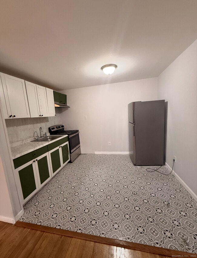 Building Photo - 10 Highland St