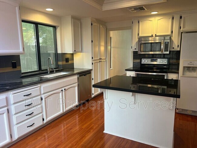 Foto del edificio - 7761 Roberts River Way