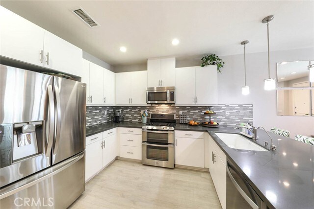 Building Photo - 18 Fenix St