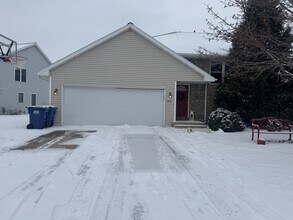 Building Photo - 2037-2039-2039 River Point Ct