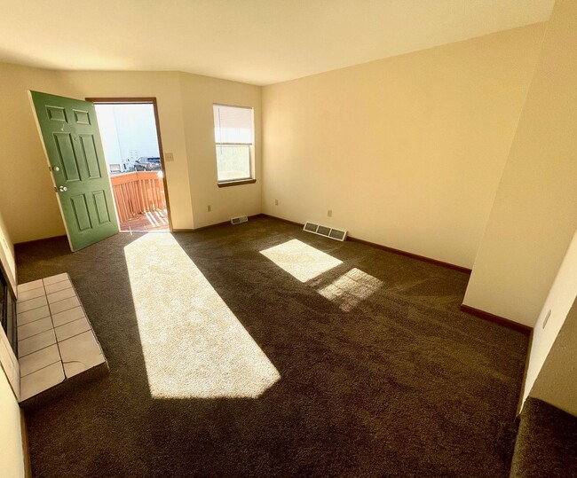 Foto del edificio - 3 Bedroom Townhouse with New Flooring!