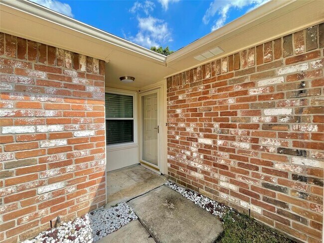 Building Photo - 16319 Maplemont Dr