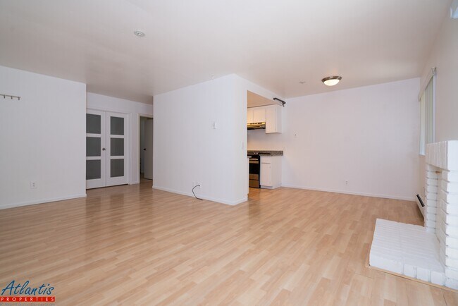 Building Photo - 1070 Mercedes Ave