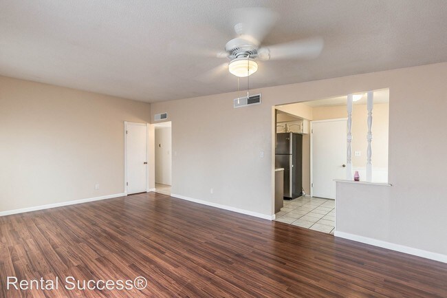 Building Photo - 944 Mallett St