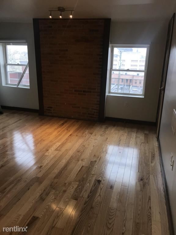 Building Photo - 925 N Calvert St