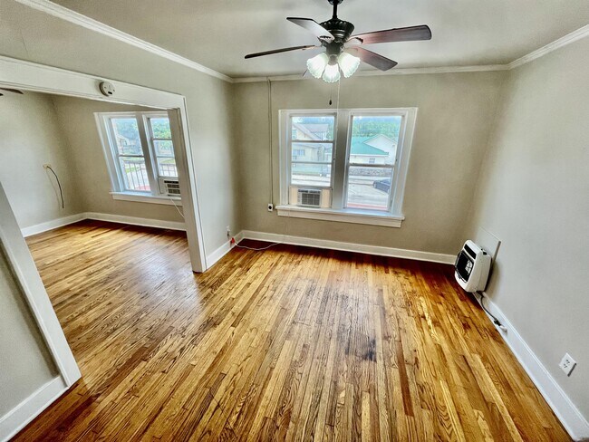 Foto del edificio - 804 E Main St