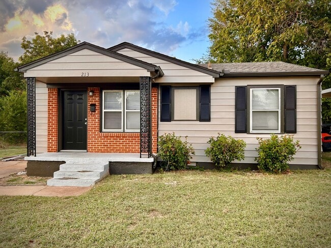 Photo - 213 W 7th St House