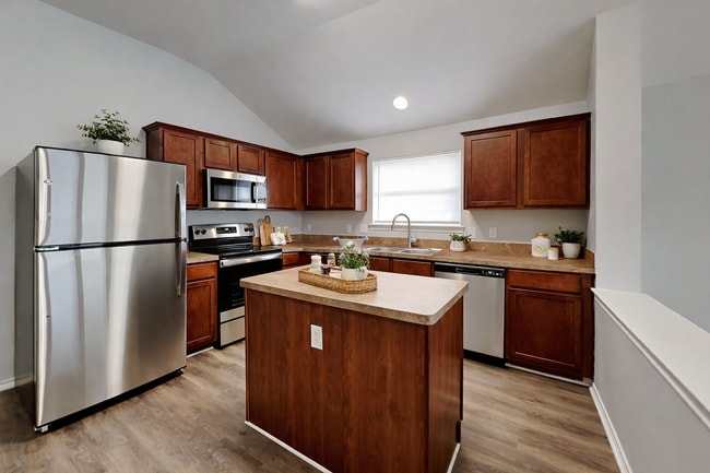 Building Photo - Charming 3-Bed, 2-Bath Home in Dallas with Garage Parking