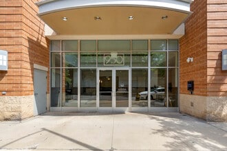 Building Photo - 950 W Monroe St