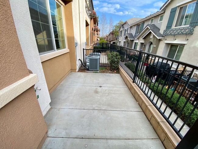 Building Photo - Spacious 3 bed 2.5 bath Townhouse