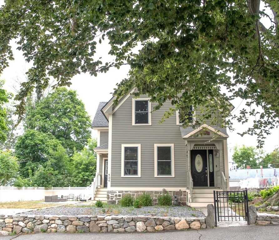 Primary Photo - 134 Methuen St