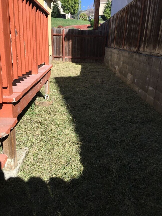 Foto del edificio - 2Bed/1Bath Single Family Home Located In Private Area Near East 14th St. San Leandro, Ca.