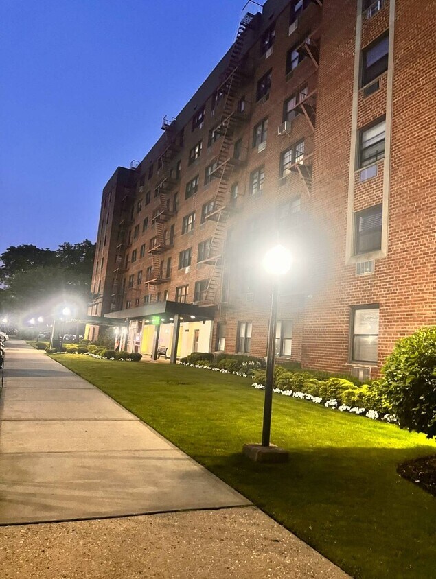 Foto principal - 84-10 153rd Ave