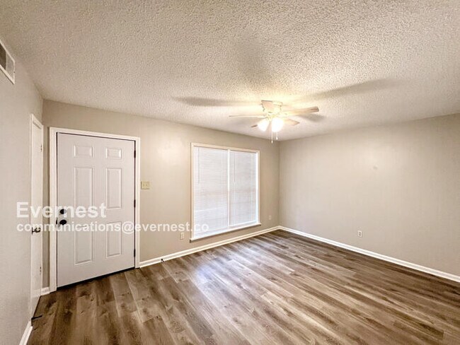 Foto del edificio - 5698 Winterwood Dr
