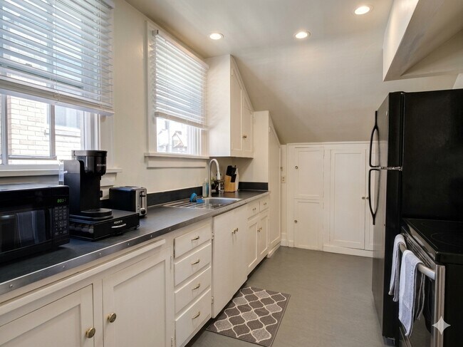 Foto del edificio - 5948 California Ave SW