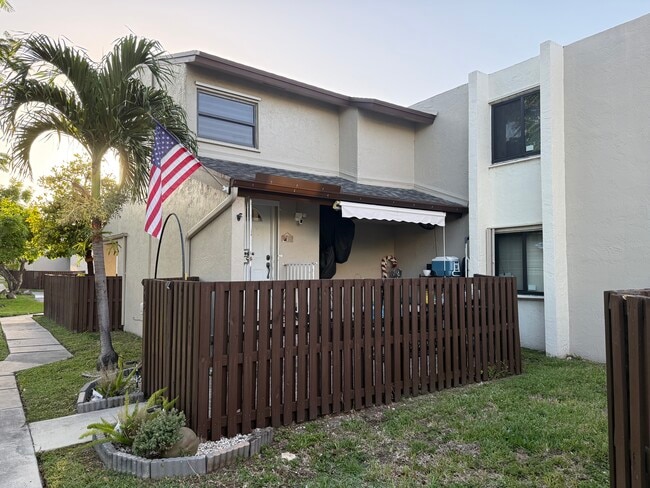 Building Photo - 10201 Fontainebleau Blvd