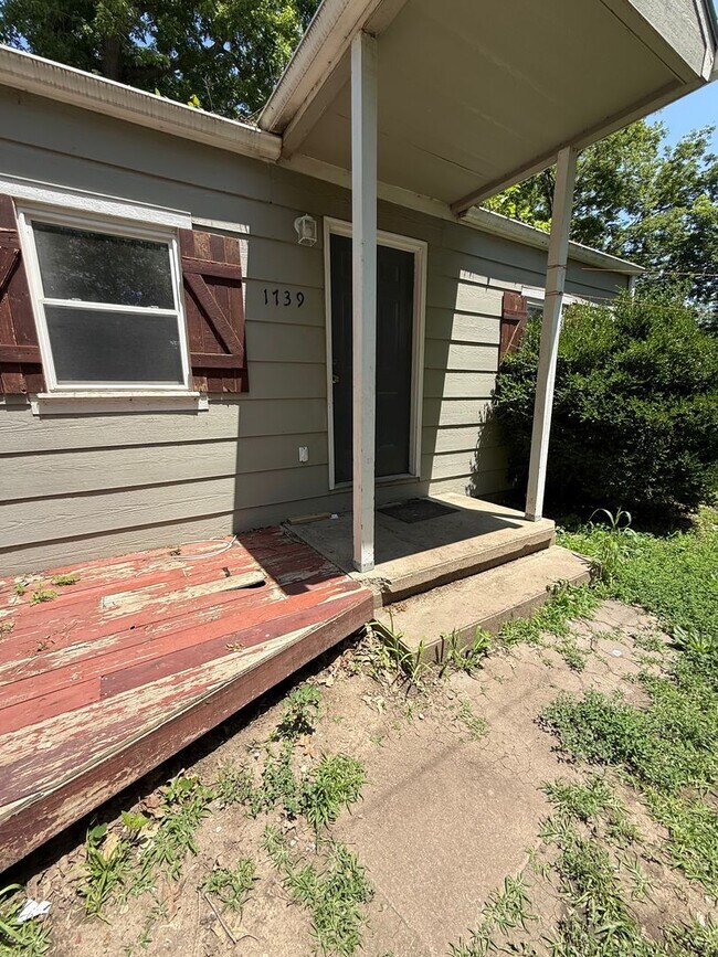 Building Photo - Charming 1 Bedroom Home