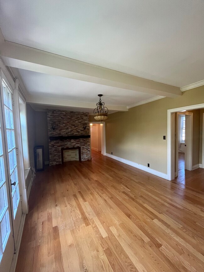 Living room - 2315 N Commonwealth Ave