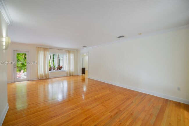 Foto del edificio - 911 Mariana Ave