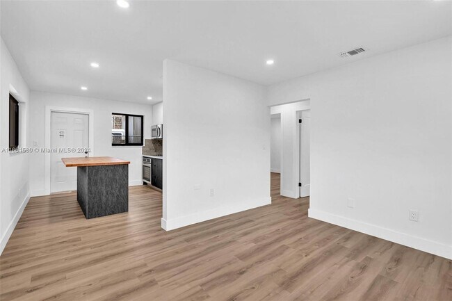 Building Photo - 321 NW 25th Ct