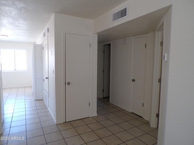 Building Photo - 2591 S Mountain View Dr