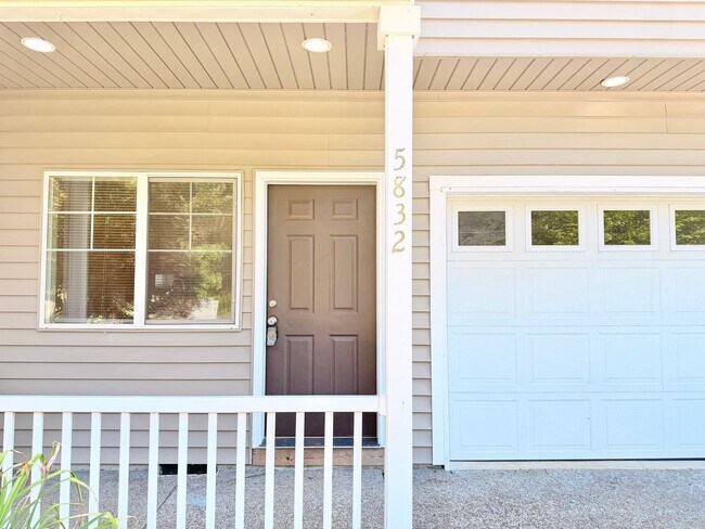 Foto del edificio - 5832-5830 Glen Echo Ave
