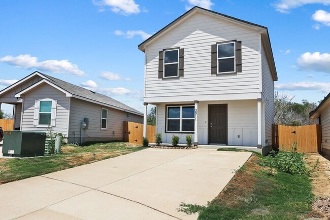 Foto del edificio - Charming Home Awaits: Spacious & Modern Li...