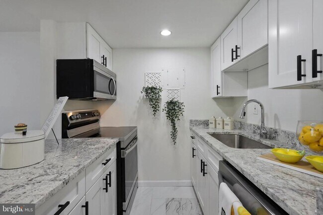 Building Photo - 1300 Army Navy Dr