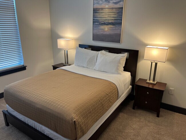 Building Photo - 424 W Trade St