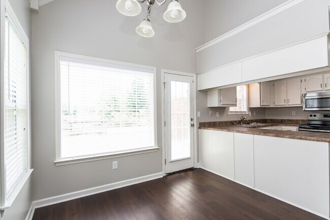 Foto del edificio - 8925 Lake Springs Cove