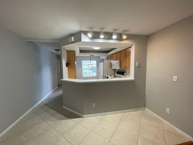Building Photo - ANNUAL RENTAL - 2/2 CONDO IN PINE HAVEN
