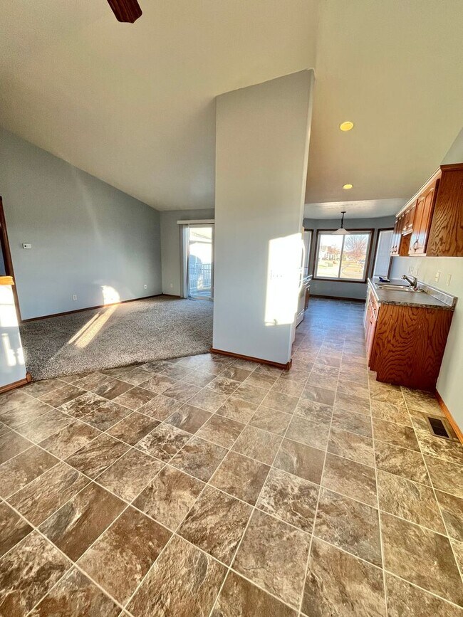 Foto del edificio - Spacious 4 Bed/3 Bath Twinhome in Brandon!