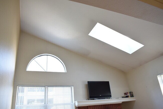 Building Photo - 3565 Windmill Dr