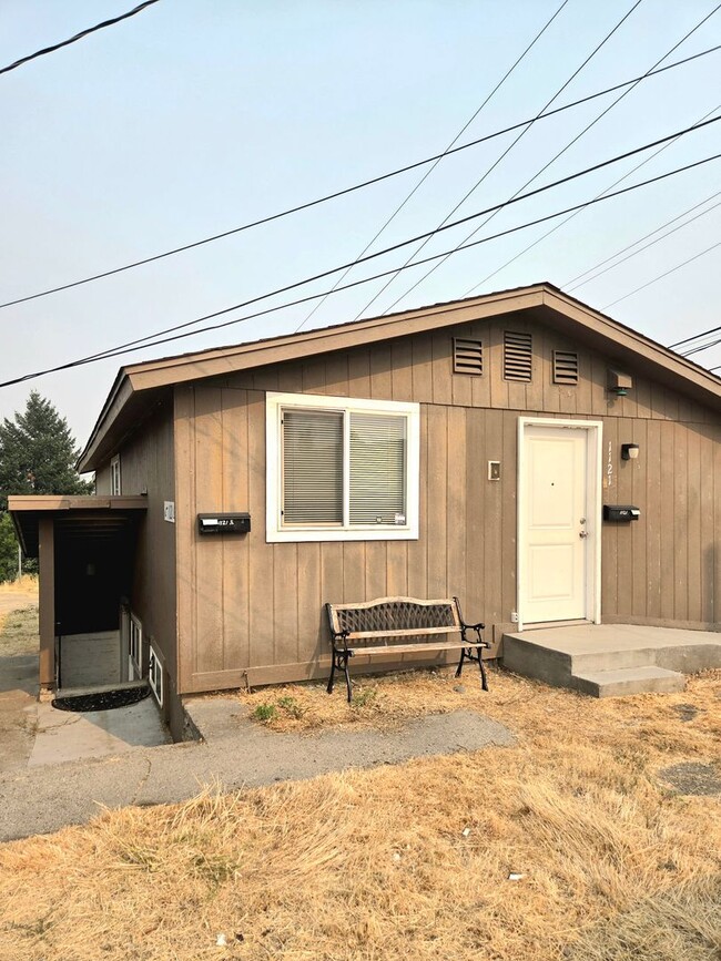 Building Photo - 1121 Monitor Ave