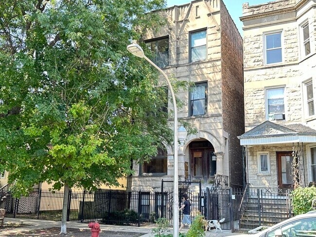 Building Photo - 2118 N Whipple St
