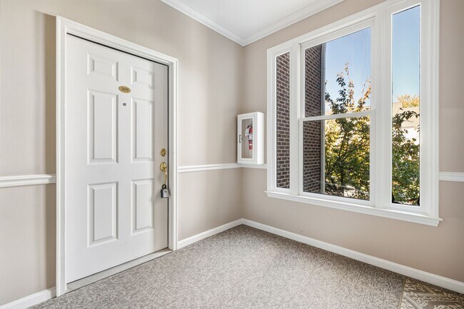 Foto del edificio - Charming 1-Bed, 1.5-Bath Apartment in Down...