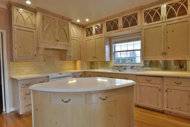 Building Photo - Charming and Spacious 3 Bed 2.5 Bath Home in Prestigious Rose Garden