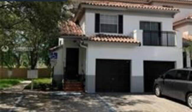 El garaje no está incluido. - 705 SW 148th Ave