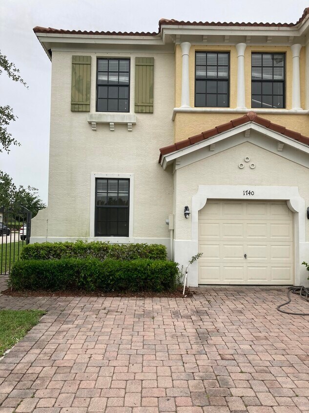 Primary Photo - 1740 SW Via Rossa